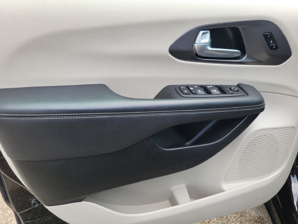 Used 2024 Chrysler Pacifica Touring-L FWD image 20