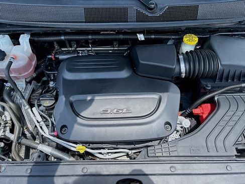 Used 2023 Chrysler Pacifica Touring-L FWD image 32