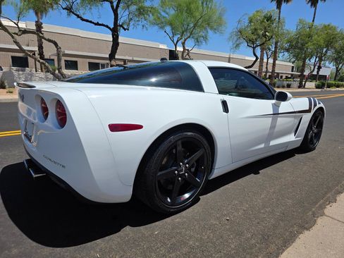 Used 2005 Chevrolet Corvette Coupe w/ Preferred Equipment Group RWD image 16