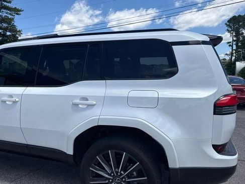 Used 2024 Lexus GX 550 w/ Accessory Package (2T) AWD/4WD image 17