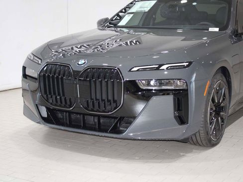 Used 2026 BMW 750e xDrive image 2