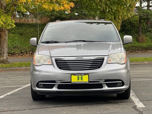 Used 2013 Chrysler Town & Country Touring image 8