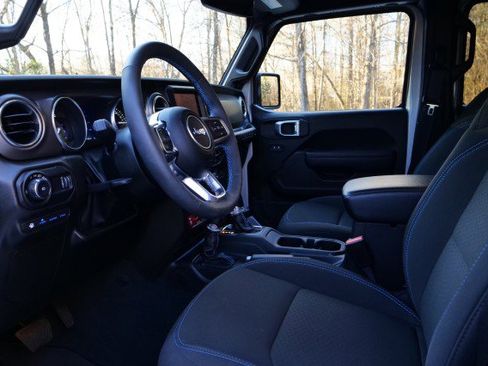 Used 2023 Jeep Wrangler Unlimited Rubicon 4xe w/ Cold Weather Group AWD/4WD image 3