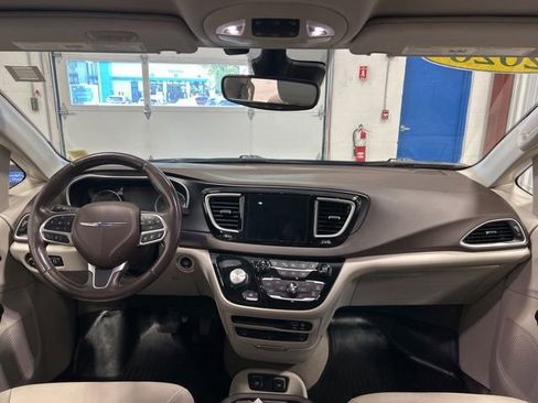 Used 2020 Chrysler Pacifica Touring-L Plus w/ Advanced Safetytec Group FWD image 17