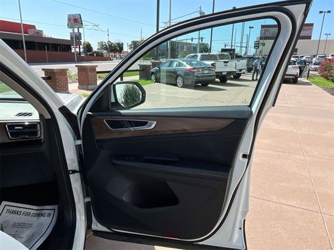 Used 2024 Volkswagen Atlas SE image 43