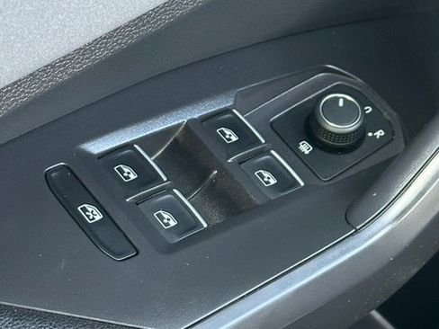 Used 2025 Volkswagen Jetta SE FWD image 7