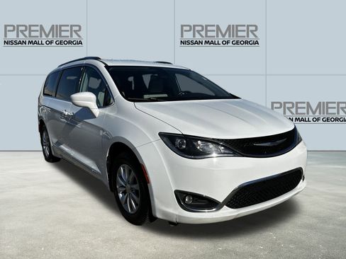 Used 2018 Chrysler Pacifica Touring-L image 3