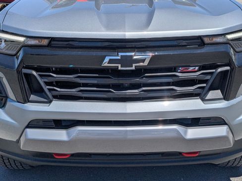 Used 2025 Chevrolet Colorado Z71 w/ Technology Package AWD/4WD image 10