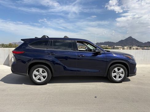 Used 2022 Toyota Highlander LE FWD image 2