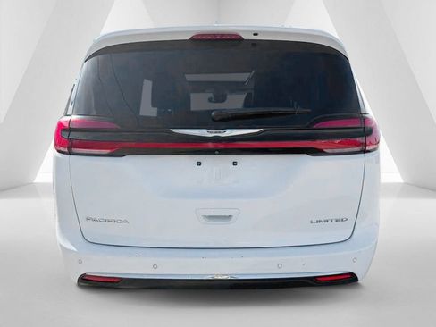 Used 2022 Chrysler Pacifica Limited image 6