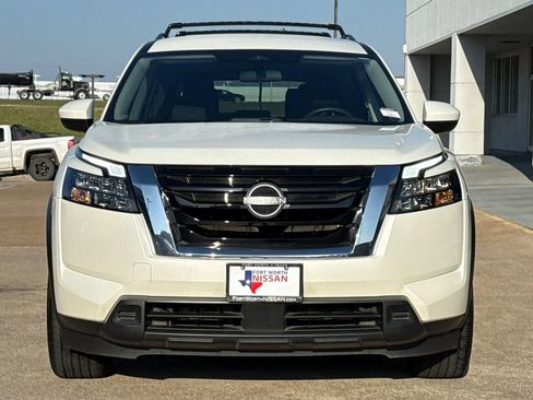 Used 2023 Nissan Pathfinder SV image 3