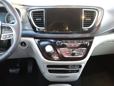 Used 2022 Chrysler Pacifica Touring-L image 15