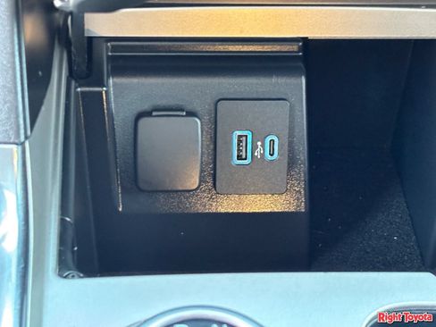 Used 2021 Ford Explorer XLT w/ Equipment Group 202A AWD/4WD image 26