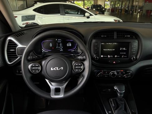 Used 2025 Kia Soul LX w/ LX Technology Package FWD image 12