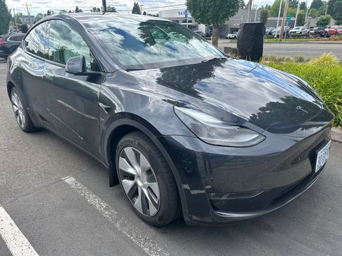Used 2024 Tesla Model Y Long Range AWD/4WD image 4