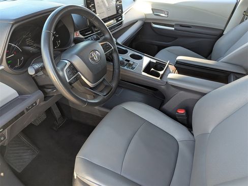 Used 2024 Toyota Sienna XLE image 31