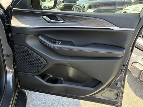 New 2026 Jeep Grand Cherokee Altitude AWD/4WD image 33