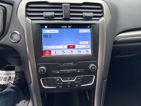 Used 2019 Ford Fusion SE FWD image 14