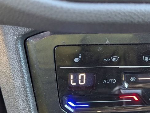 Used 2024 Volkswagen Tiguan SE image 21