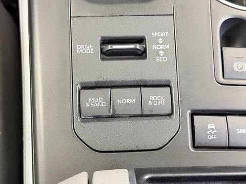 Used 2022 Toyota Highlander LE AWD/4WD image 49