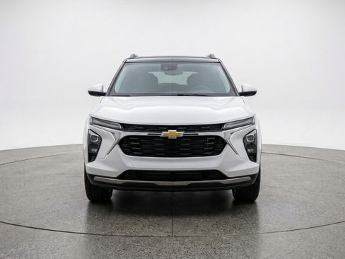 Used 2025 Chevrolet TrailBlazer LT image 2