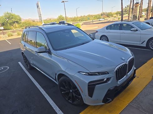 Used 2023 BMW X7 xDrive40i w/ M Sport Package AWD/4WD image 2