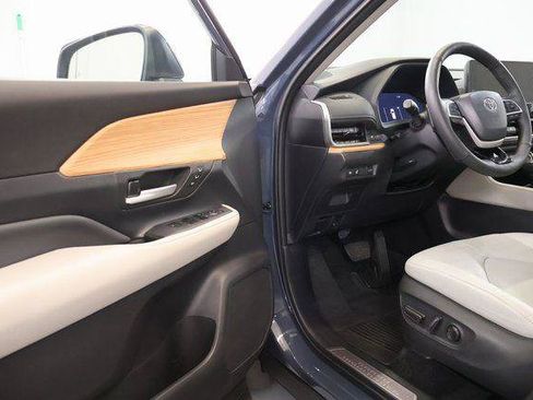 Certified 2024 Toyota Grand Highlander AWD image 9