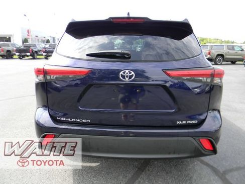 Used 2023 Toyota Highlander XLE AWD/4WD image 3