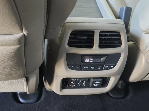 Used 2016 Honda Pilot Touring image 12