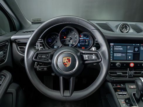 Certified 2025 Porsche Macan AWD/4WD image 20