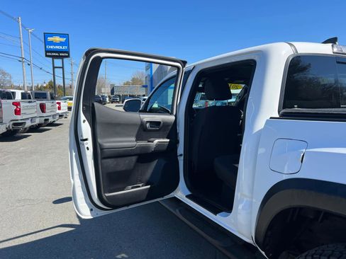 Used 2019 Toyota Tacoma TRD Off-Road w/ Technology Package image 31