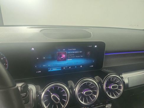 Used 2021 Mercedes-Benz GLB 250 4MATIC image 6