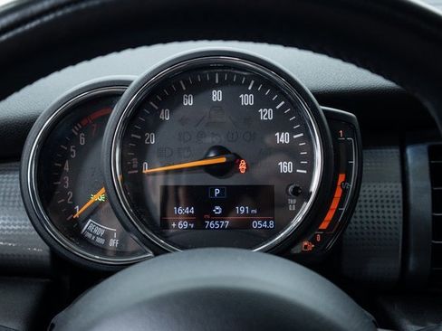 Used 2018 MINI Cooper 2-Door Hardtop image 2