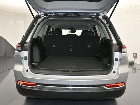 Used 2023 Jeep Grand Cherokee Laredo image 24