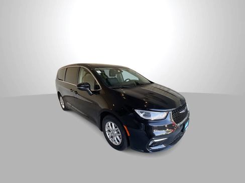 Used 2023 Chrysler Pacifica Touring-L FWD image 2