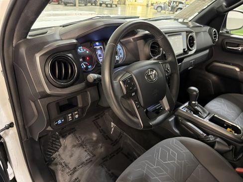 Used 2017 Toyota Tacoma TRD Sport w/ Tow Package (A/T) AWD/4WD image 14