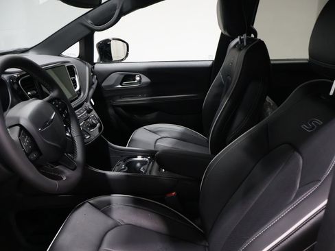 New 2026 Chrysler Pacifica Limited image 8