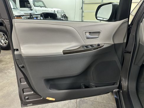 Used 2017 Toyota Sienna XLE w/ XLE Navigation Package AWD/4WD image 25