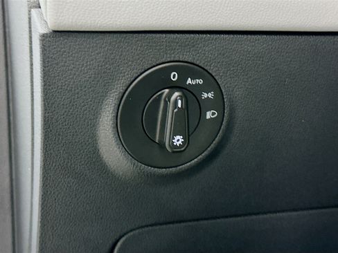 Used 2024 Volkswagen Taos SE image 17