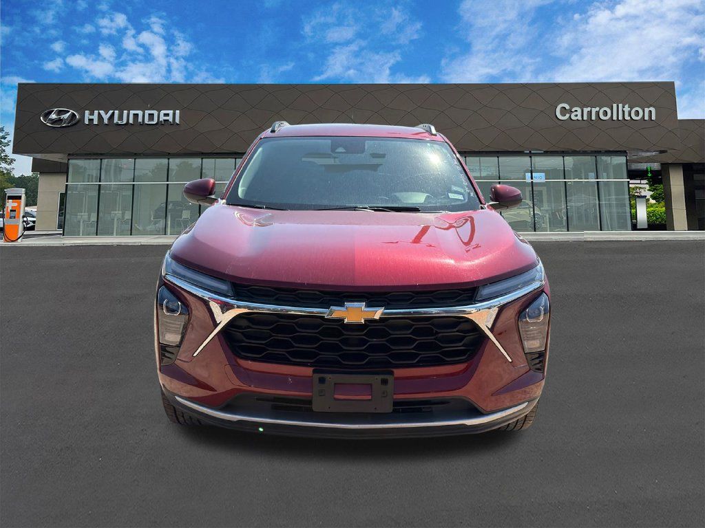 Used 2025 Chevrolet Trax LT FWD image 2