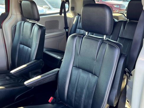 Used 2014 Chrysler Town & Country Touring image 10