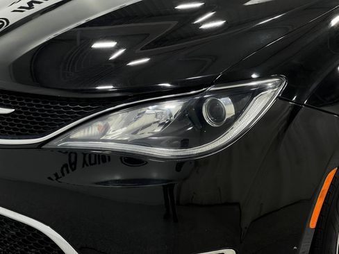 Used 2019 Chrysler Pacifica Limited FWD image 35