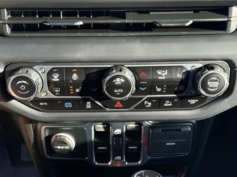 Used 2024 Jeep Wrangler High Altitude image 26