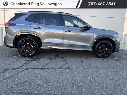 New 2026 Volkswagen Tiguan SE R-Line image 3