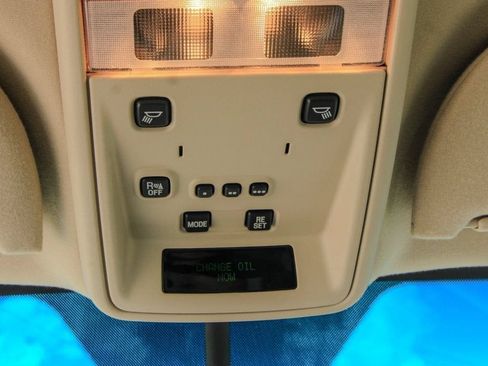 Used 2004 Lincoln Town Car Signature RWD image 24