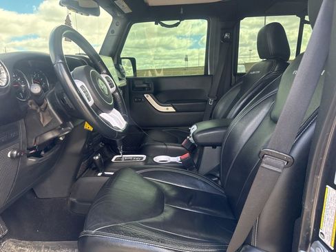 Used 2017 Jeep Wrangler Unlimited Rubicon w/ Cold Weather Group image 11