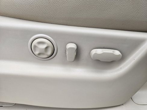 Used 2013 Chevrolet Avalanche LTZ image 18