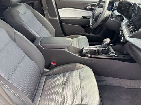 Used 2025 Chevrolet Trax LT image 35