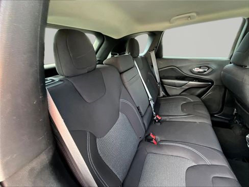 Used 2019 Jeep Cherokee Latitude w/ Popular Appearance Group AWD/4WD image 25