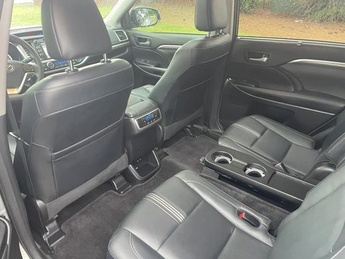 Used 2017 Toyota Highlander SE w/ Carpet Mat Package AWD/4WD image 12